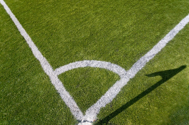 Foto en primer plano de la marca de esquina en el campo de fútbol de hierba