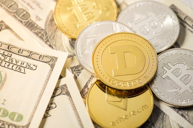 Foto de primer plano de monedas de oro y plata con dogecoin bitcoin y ethereum símbolos en billetes de cien dólares