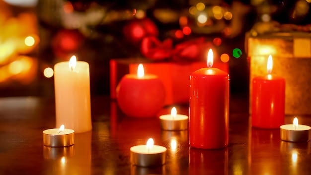 Foto en primer plano de un montón de velas en la mesa de madera decorada para la víspera de Navidad