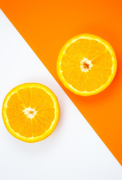 Foto de primer plano de Orange Fruit en el fondo blanco y naranja Citrus cortado por la mitad dentro de la vista macro Minimalismo imagen original y creativa Hermoso fondo de pantalla natural