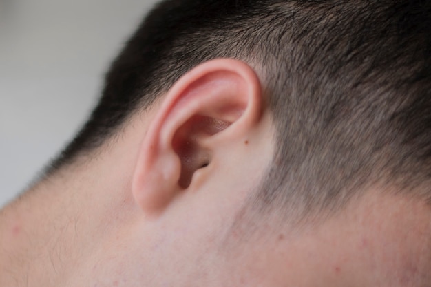 Foto de primer plano de la oreja masculina