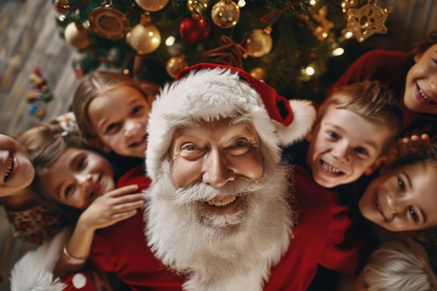 Una foto en primer plano de Papá Noel rodeado de caras felices de niños