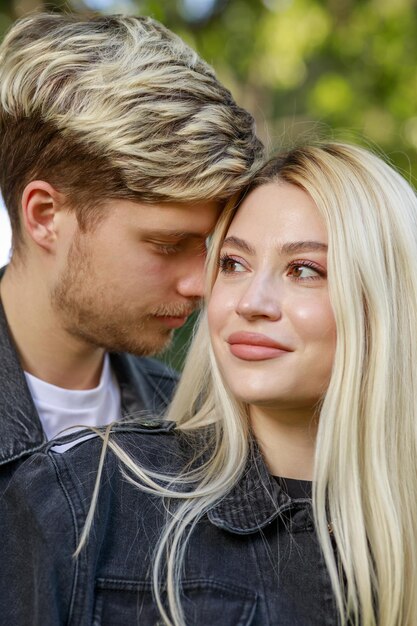 Foto en primer plano de una pareja joven