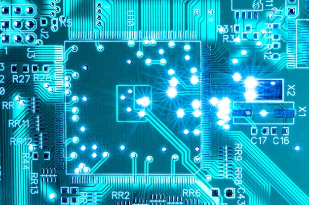 Foto de primer plano de la placa de circuito impreso pcb eléctrica con flash de luz detrás