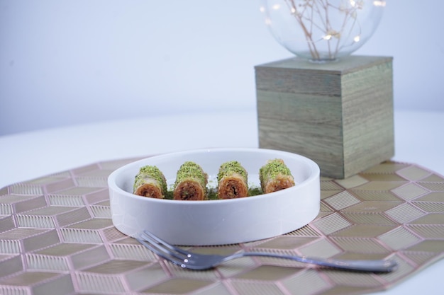 Foto foto de primer plano postre turco de baklava hecho de nueces de pastelería delgadas y miel