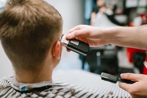 Foto de primer plano del proceso de creación de un concepto de barbería de corte de pelo masculino