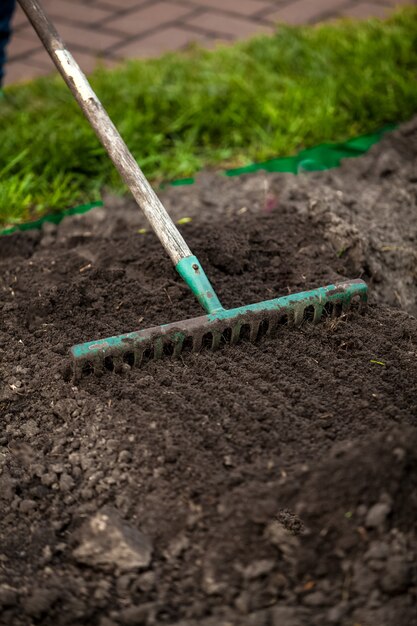 Foto en primer plano del rastrillo en la cama del jardín