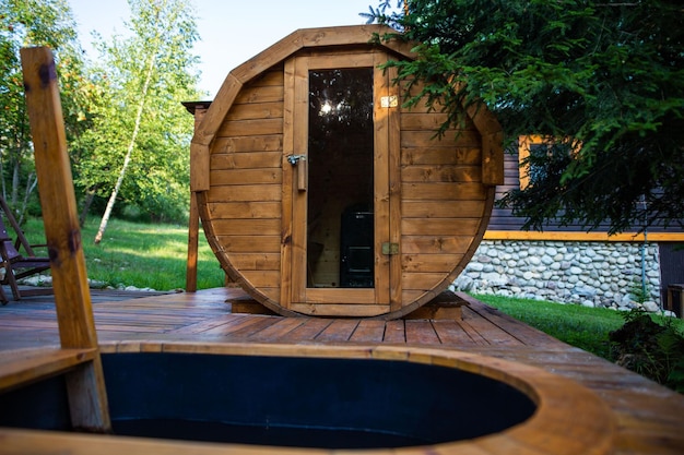 Foto en primer plano de una sauna de barril de madera en el bosque de Eslovaquia