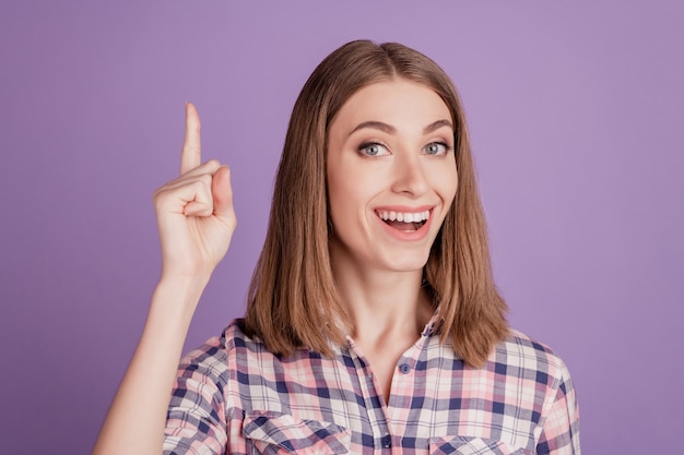 La foto en primer plano de la señorita divertida tiene una increíble idea creativa sincera aislada de fondo de color púrpura