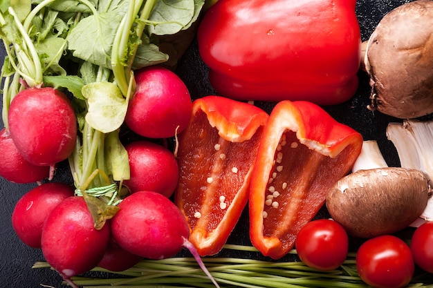 Foto de primer plano sobre verduras orgánicas saludables sobre una mesa de madera oscura
