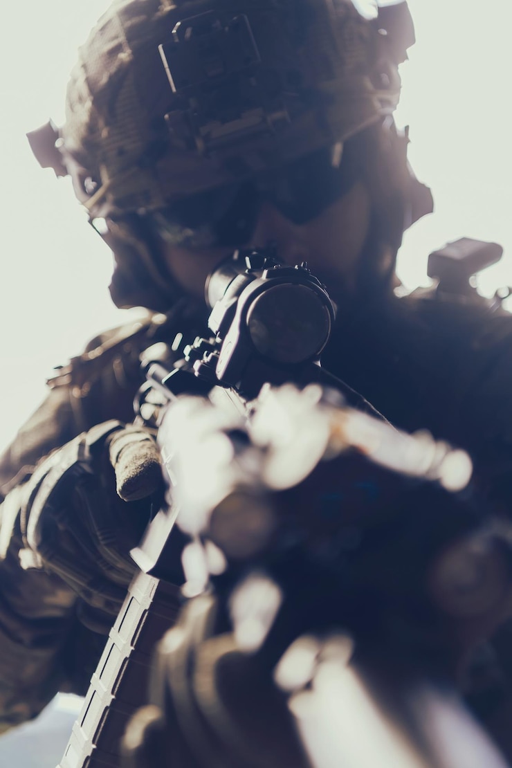 Foto foto en primer plano de un soldado barbudo en uniforme de las fuerzas especiales en una peligrosa acción militar en un área enemiga peligrosa foco selectivo