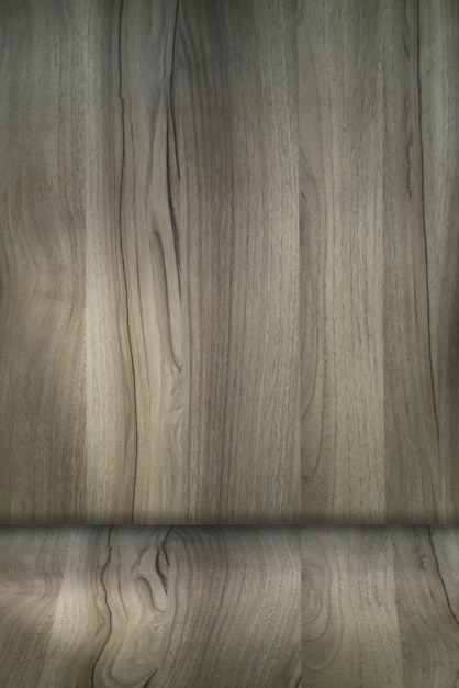 Foto de primer plano del suelo y el respaldo de madera. Silla de madera con motivos naturales, hermosa, lujosa