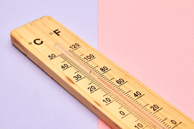 Foto de primer plano del termómetro de alcohol doméstico de madera que muestra la temperatura en grados Celsius