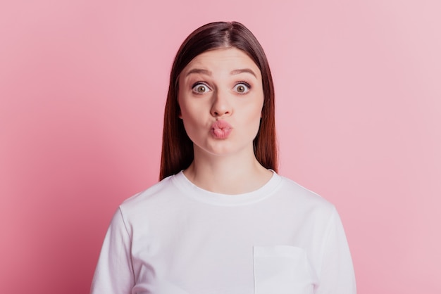 Foto en primer plano de una tierna mujer cariñosa enviar labios de labios de beso de aire