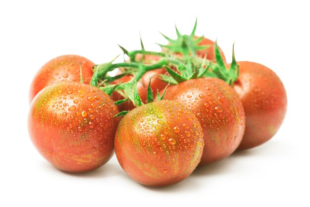 Foto en primer plano de tomates con gotas de agua