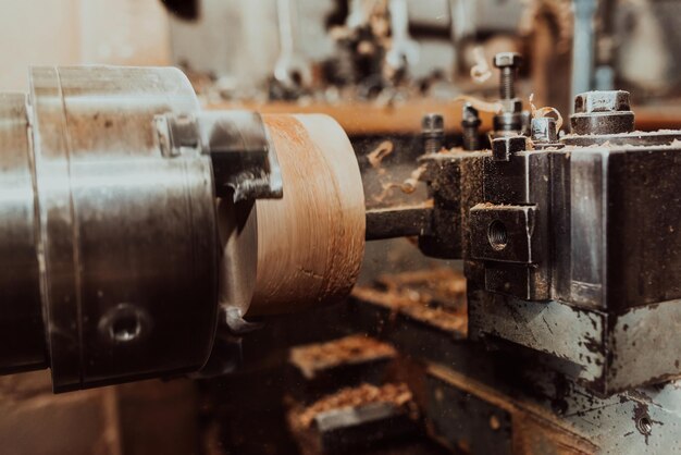 Foto de primer plano de un torno trabajando en madera Procesamiento mecánico de madera