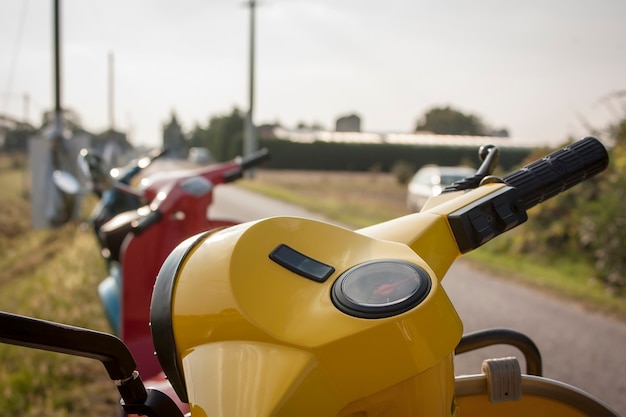 Foto en primera persona de un scooter amarillo, viendo cómo es conducir un scooter.