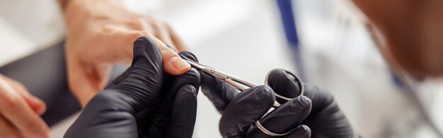 Foto del procedimiento de manicura en salón de belleza.