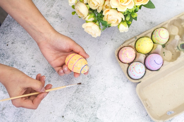 Foto del proceso de colorear los huevos para las vacaciones de Pascua vista desde arriba.