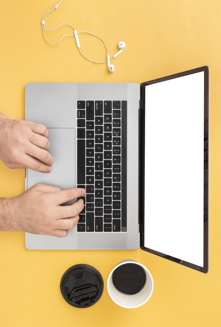 Foto foto de proceso de trabajo hombre escribiendo portátil vista superior