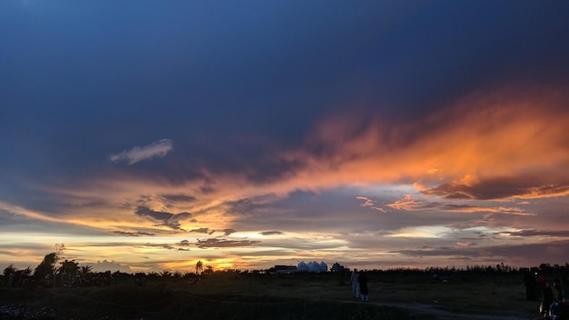 Foto de puesta de sol sobre el río