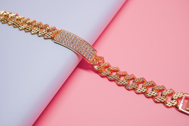 foto de pulsera de oro para mujer americana