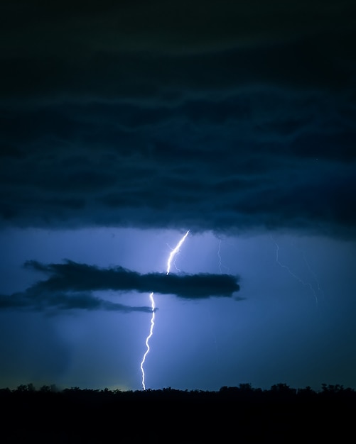 Foto del rayo en el cielo nocturno.