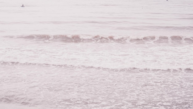 Foto real mar agua olas fondo abstracto naturaleza poder pálido gris claro marrón mate más tono en stock