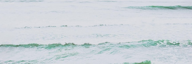 Foto real ondas de água do mar fundo abstrato natureza poder luz pálida contraste verde fosco mais tom em estoque