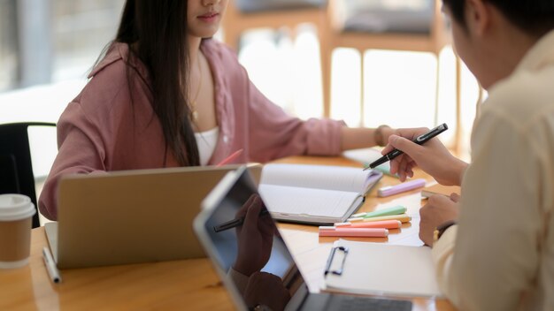 Foto recortada de dois estudantes universitários, sentado no café moderno