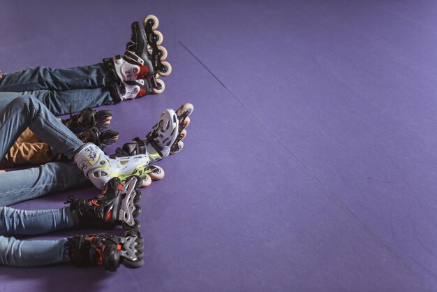 foto recortada de família descansando na pista de patinação depois de patinar