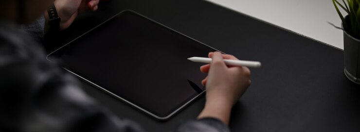 Foto foto recortada de freelancer feminino trabalhando em tablet digital com caneta