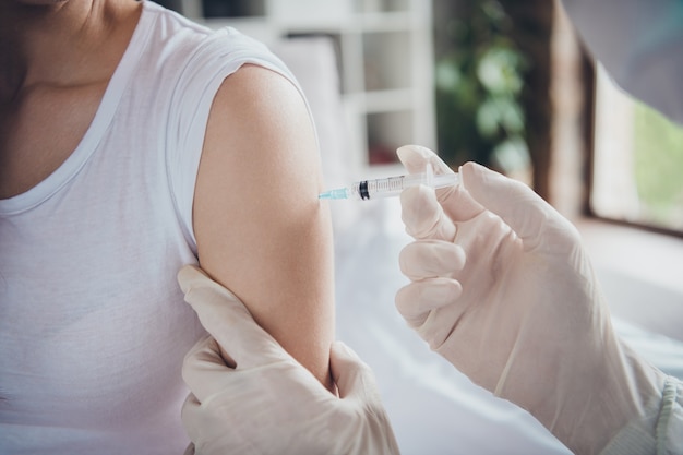 foto recortada de jovem doente doente com injeção de medicamento no ombro