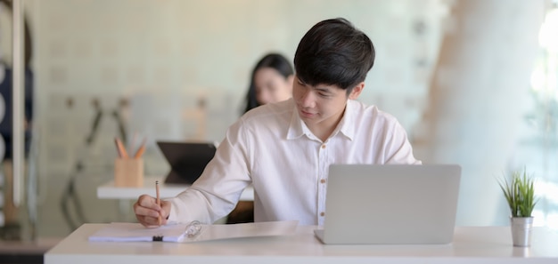 Foto recortada de jovem empresário profissional trabalhando em seu projeto