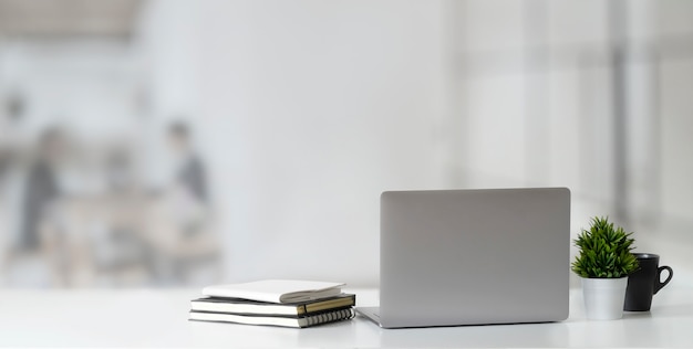 Foto recortada de laptop aberto na mesa de madeira e copie o espaço com escritório turva