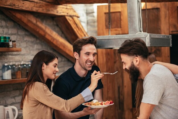 Amigos De Xadrez E Jogos De Tabuleiro Em Mesa De Madeira Para Movimentos  Estratégicos, Convencidos Ou Táticos, Em Casa. Grupo Sêni Foto de Stock -  Imagem de casa, povos: 272930576