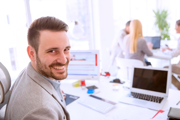 Foto recortada de um jovem empresário