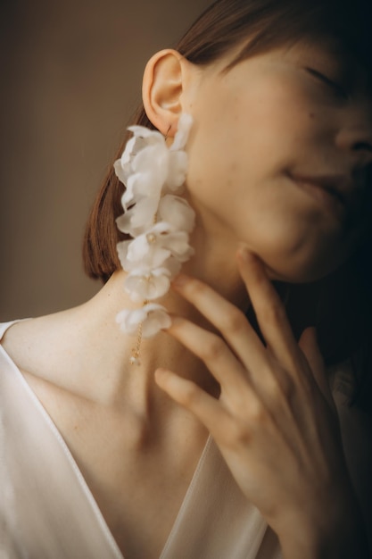 Foto recortada de um terno retrato feminino