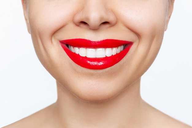 Foto recortada de uma jovem sorridente com os dentes perfeitos isolados em um fundo branco