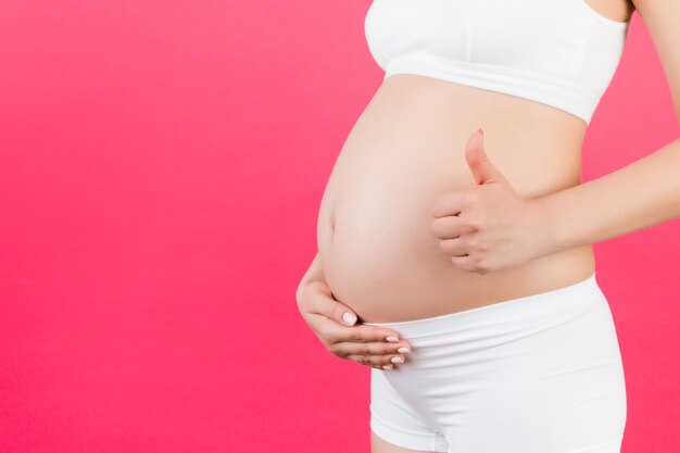 Absorvente Branca Com Flores De Peões Sobre Fundo Rosa. Conceito Positivo  De Corpo. Espaço De Cópia Foto de Stock - Imagem de naughty, ginecologia:  233974560