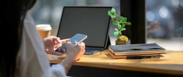 Foto recortada de universitária usando smartphone para pesquisar informações