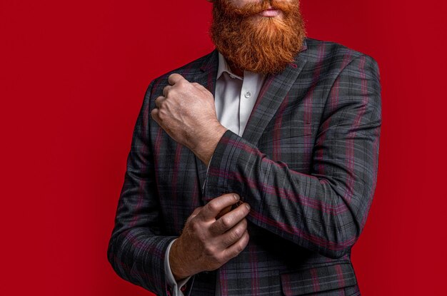 Foto recortada de hombre formal en ropa de hombre con barba hombre formal en ropa de hombre aislado en rojo