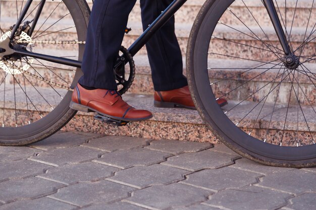 Foto recortada de hombre montando bicicleta en la calle