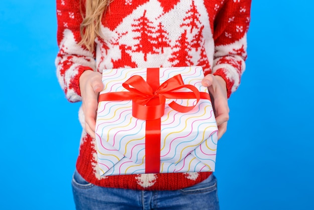 Foto recortada de manos de mujer sosteniendo gran regalo