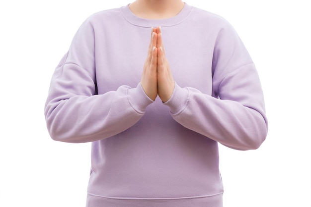 La foto recortada de una mujer con una sudadera de gran tamaño color lavanda es orar.