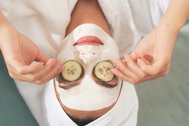 Foto recortada de mujeres con máscara cosmética en la cara.