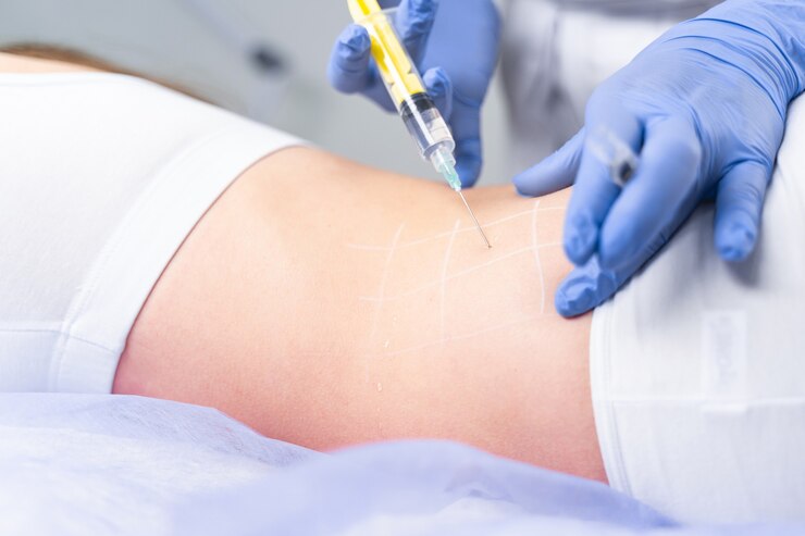 Foto foto recortada de una paciente de raza caucásica que recibe una inyección por un dermatólogo profesional