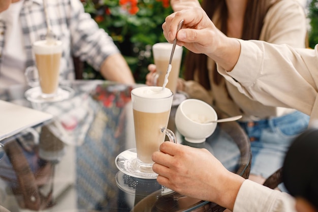 Foto recortada de tres cafés con leche en una mesa en un café al aire libre