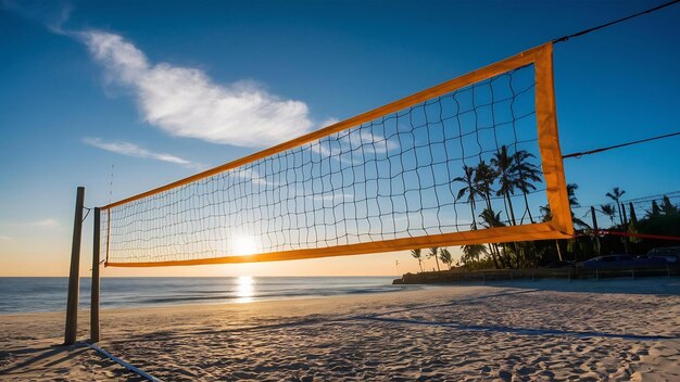 Foto de una red de voleibol en la playa detrás de la puesta de sol oscura de verano azul y las palmeras