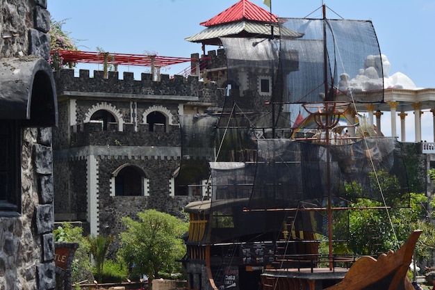 foto de una réplica de un castillo en una atracción turística